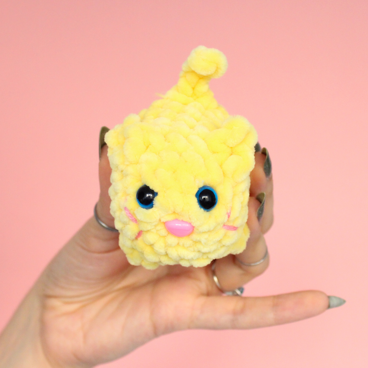Pisică mini croșetat din fir plușat pastel