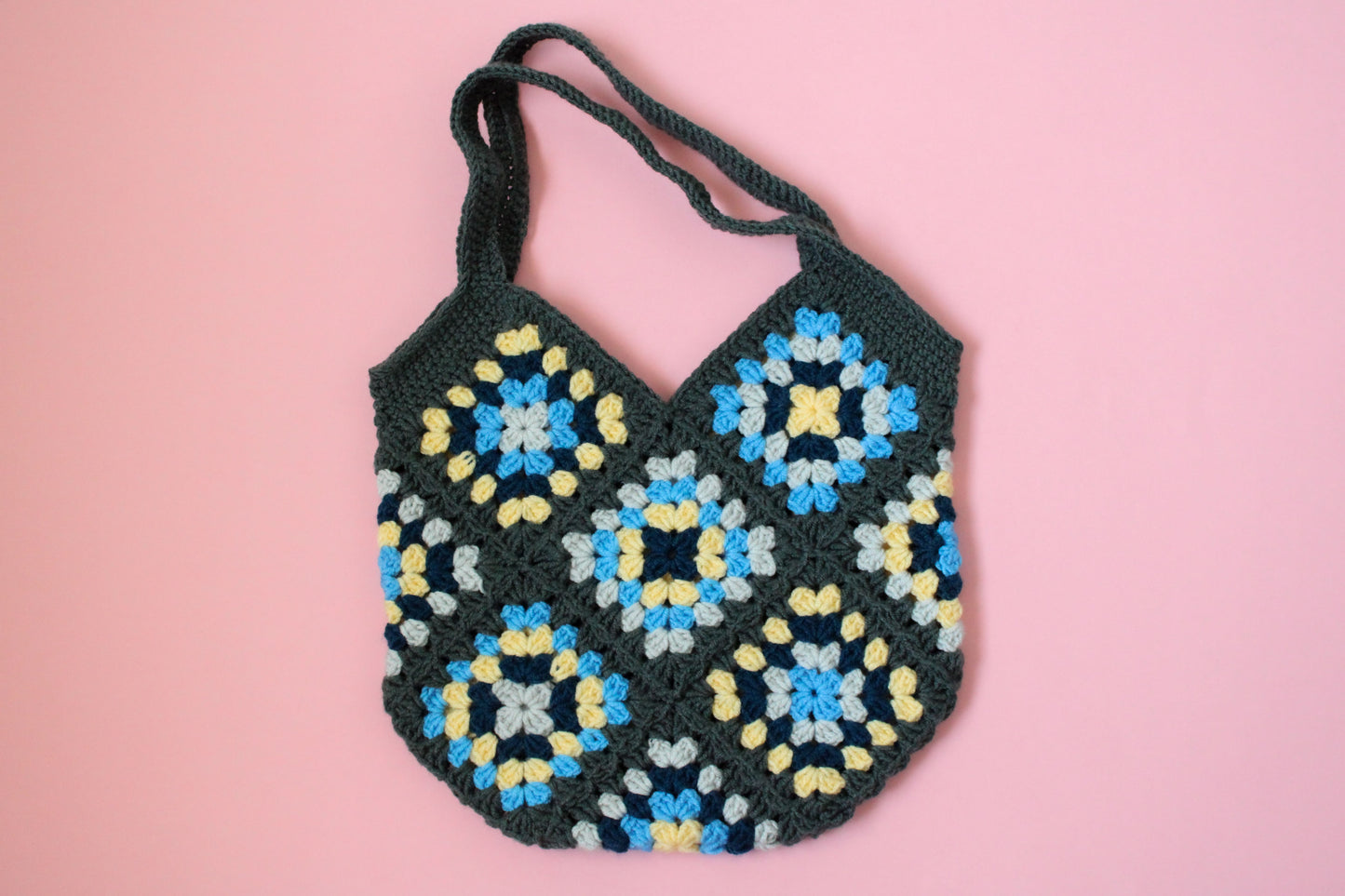 Geantă tip tote bag cu granny squares creată din fir acrilic.