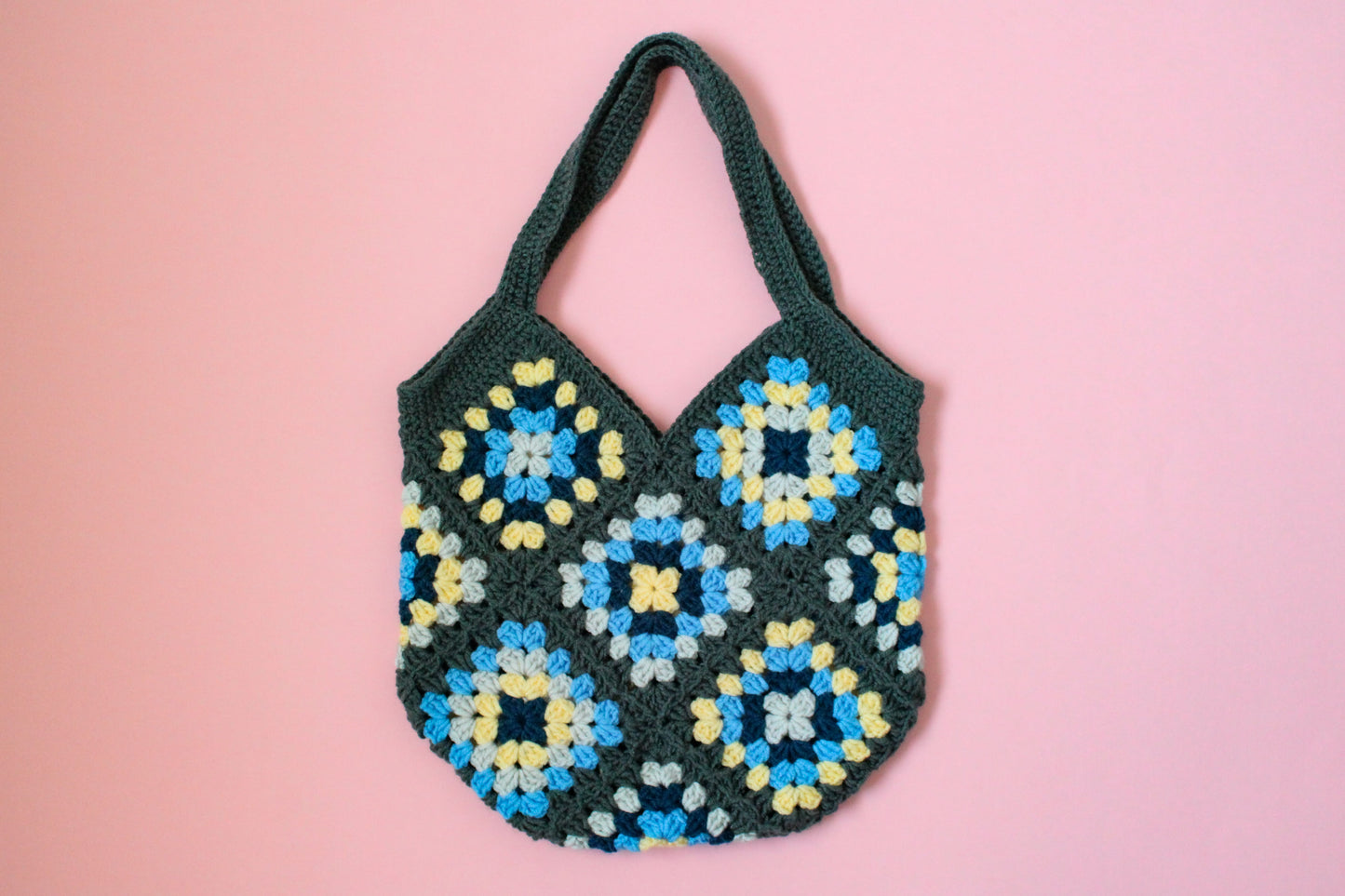 Geantă tip tote bag cu granny squares creată din fir acrilic.