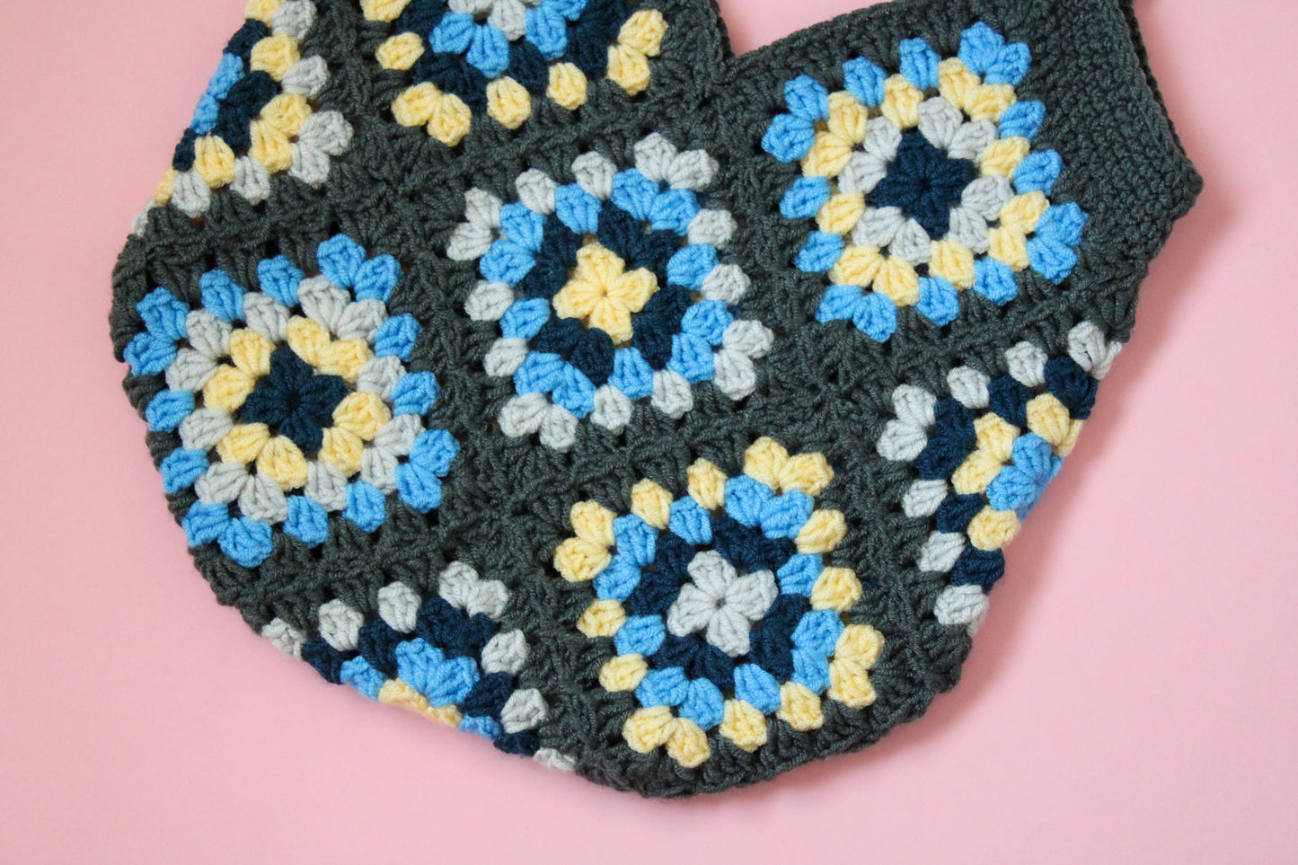 Geantă tip tote bag cu granny squares creată din fir acrilic.