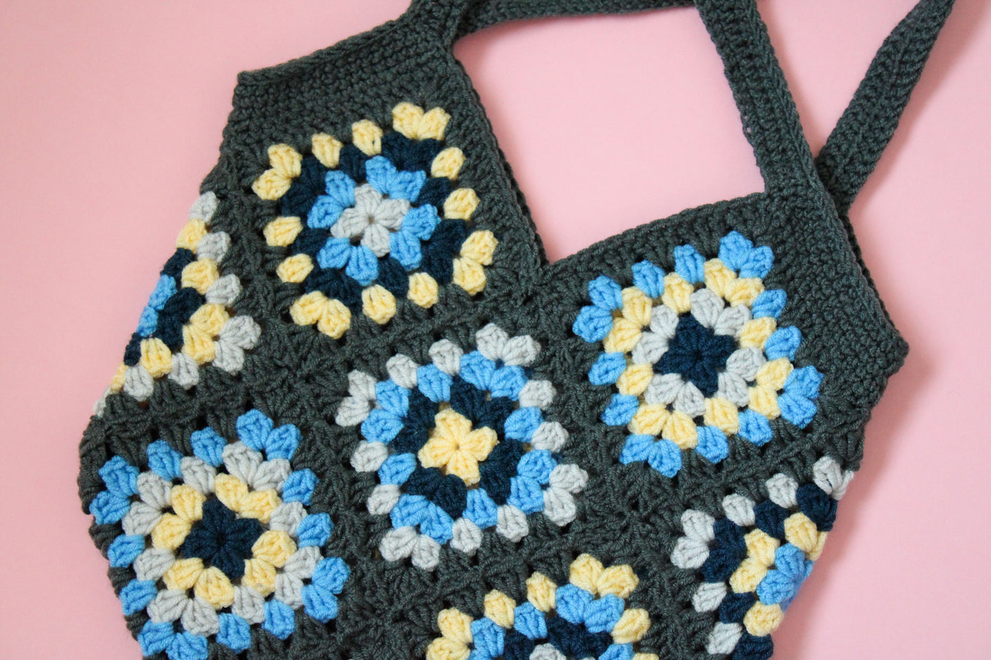Geantă tip tote bag cu granny squares creată din fir acrilic.