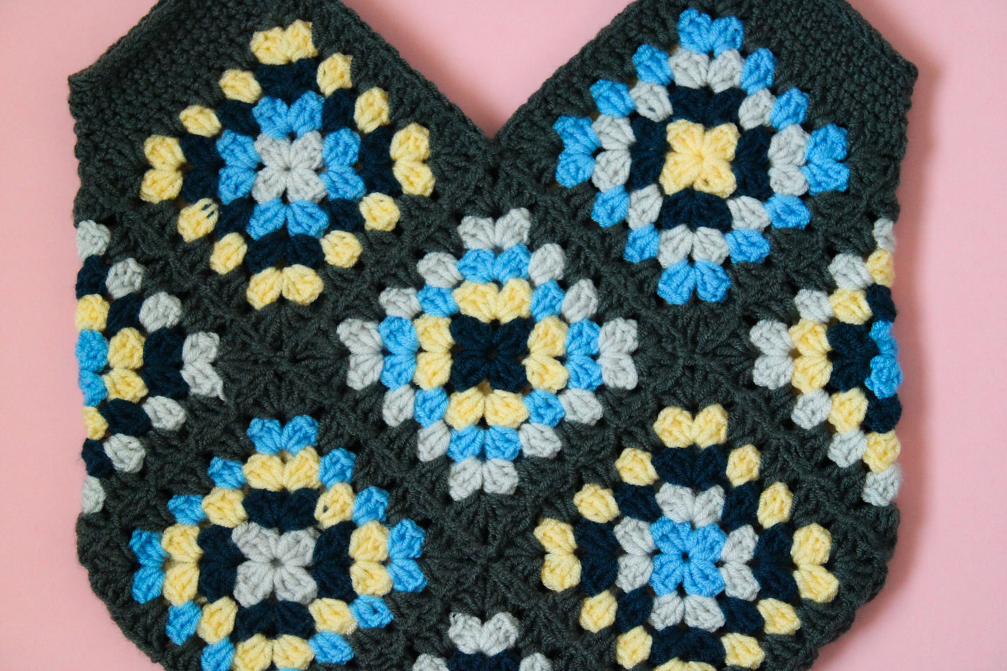 Geantă tip tote bag cu granny squares creată din fir acrilic.