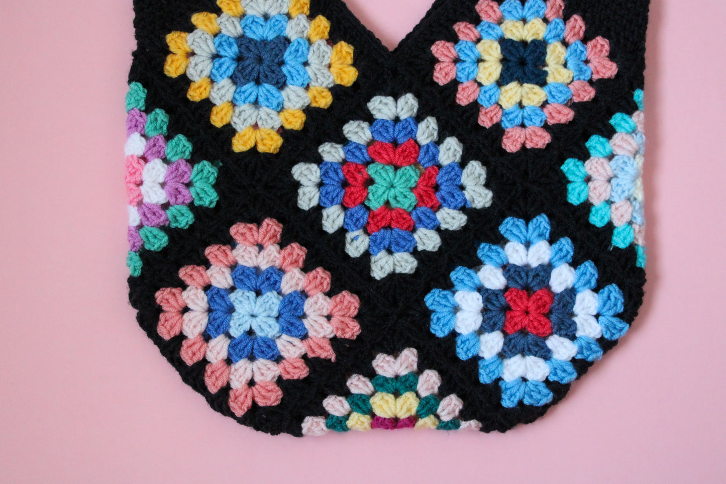 Geantă tip tote bag cu granny squares creată din fir acrilic.