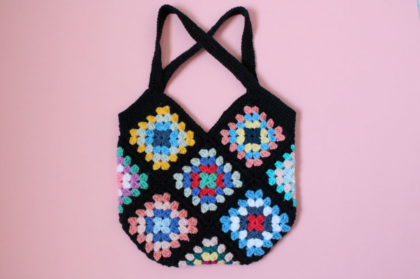 Geantă tip tote bag cu granny squares creată din fir acrilic.