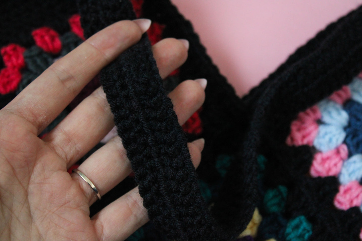Geantă tip tote bag cu granny squares creată din fir acrilic.