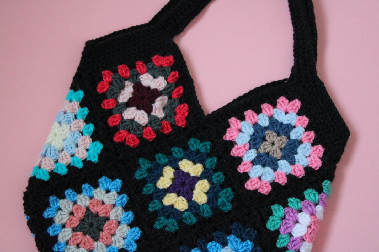 Geantă tip tote bag cu granny squares creată din fir acrilic.