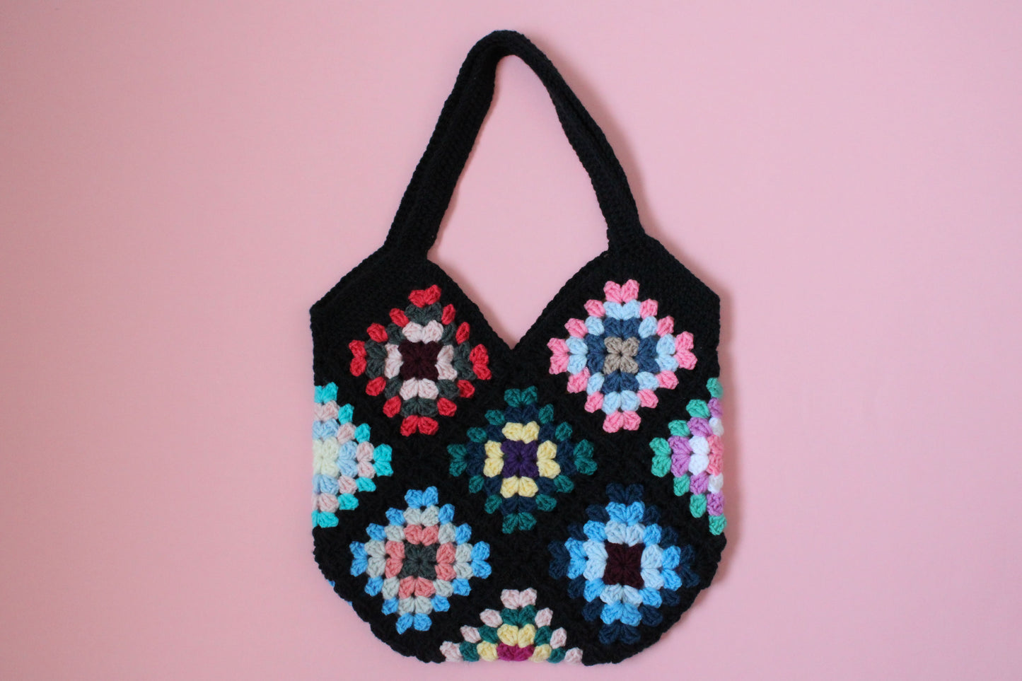 Geantă tip tote bag cu granny squares creată din fir acrilic.