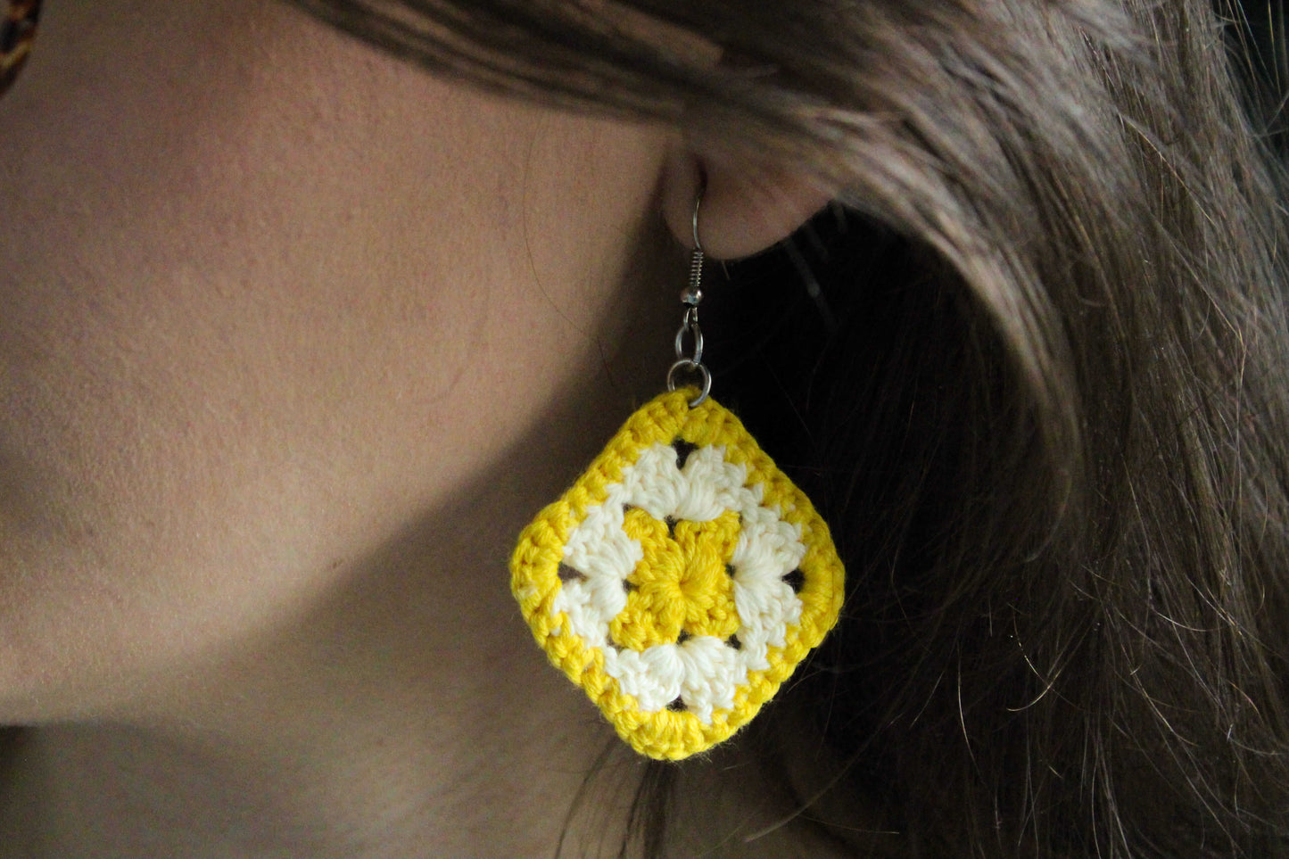 Cercei croșetați cu granny squares realizate din bumbac