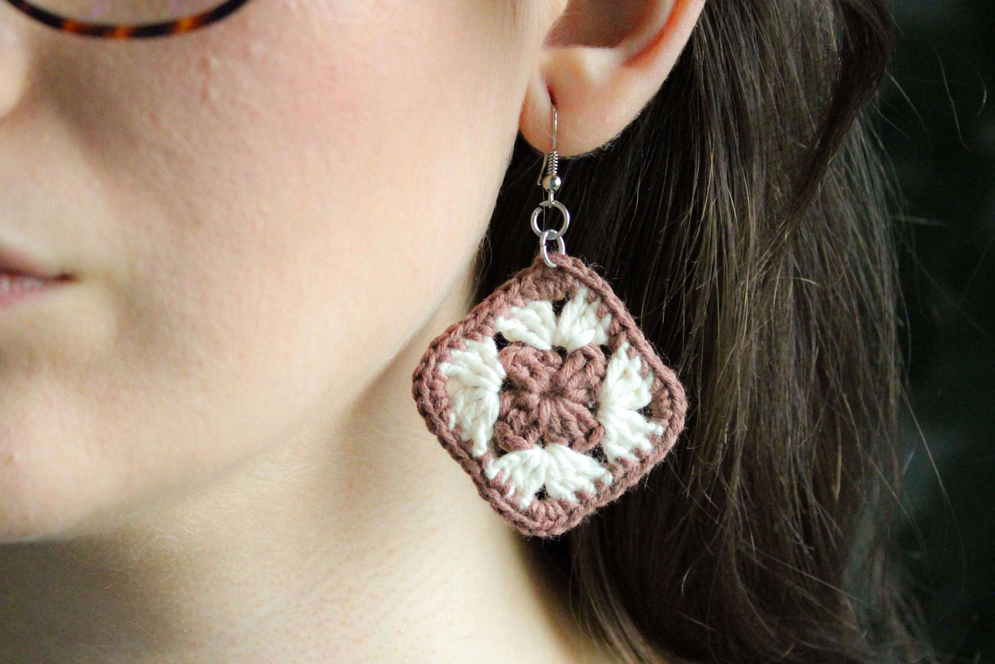 Cercei croșetați cu granny squares realizate din bumbac