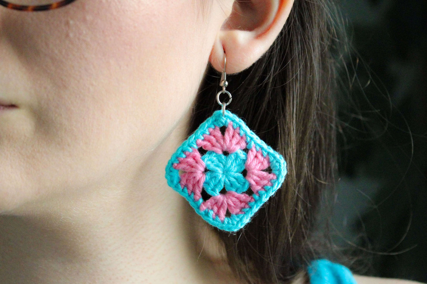 Cercei croșetați cu granny squares realizate din bumbac