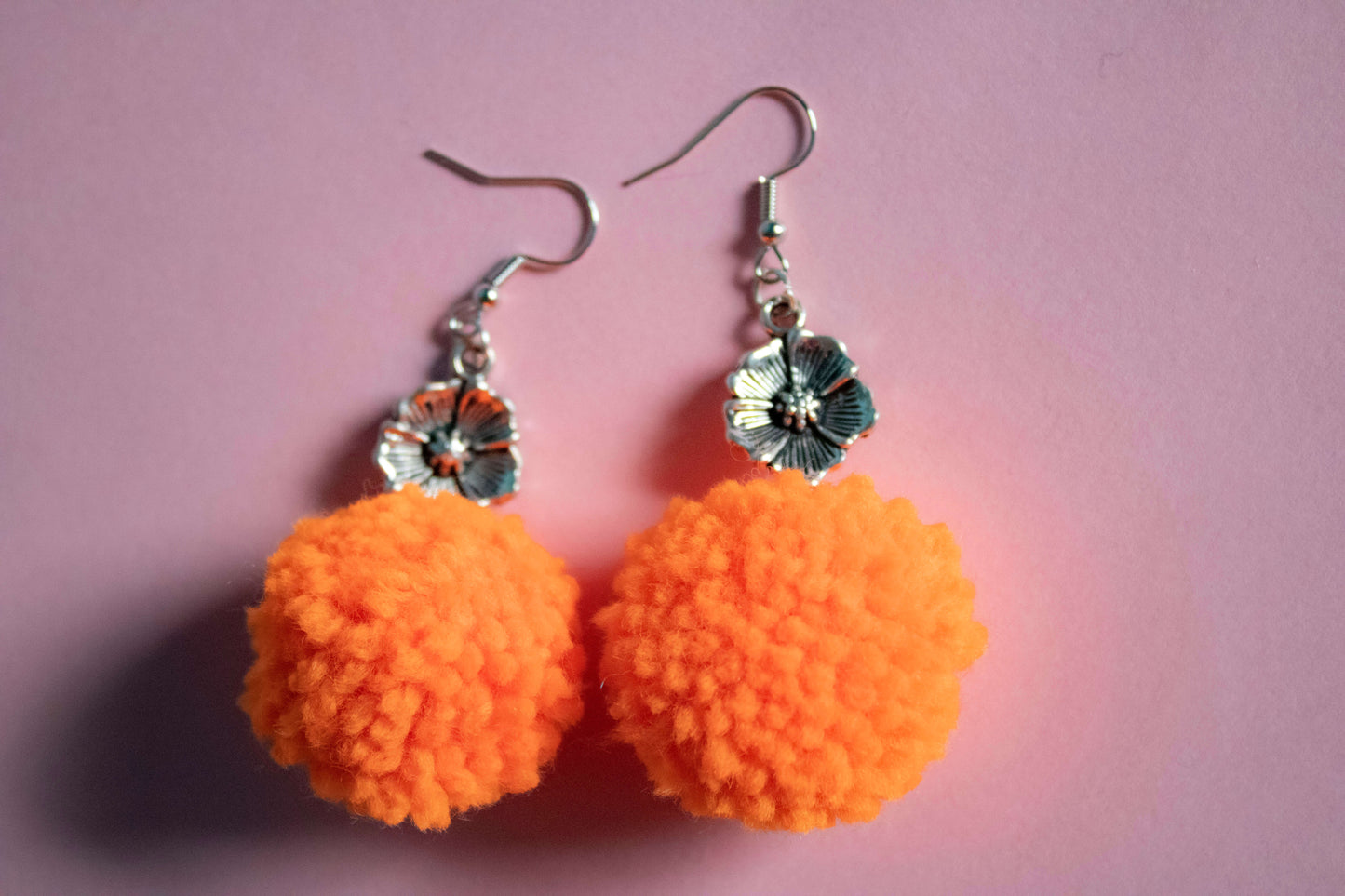 Cercei portocalii handmade cu pom-pom din fir acrilic și tortița de oțel inoxidabil
