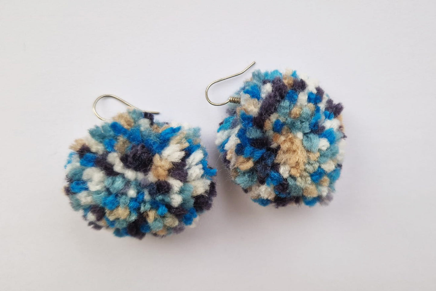 Cercei handmade cu pom-pom din fir acrilic
