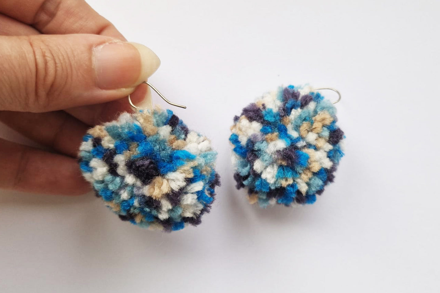 Cercei handmade cu pom-pom din fir acrilic