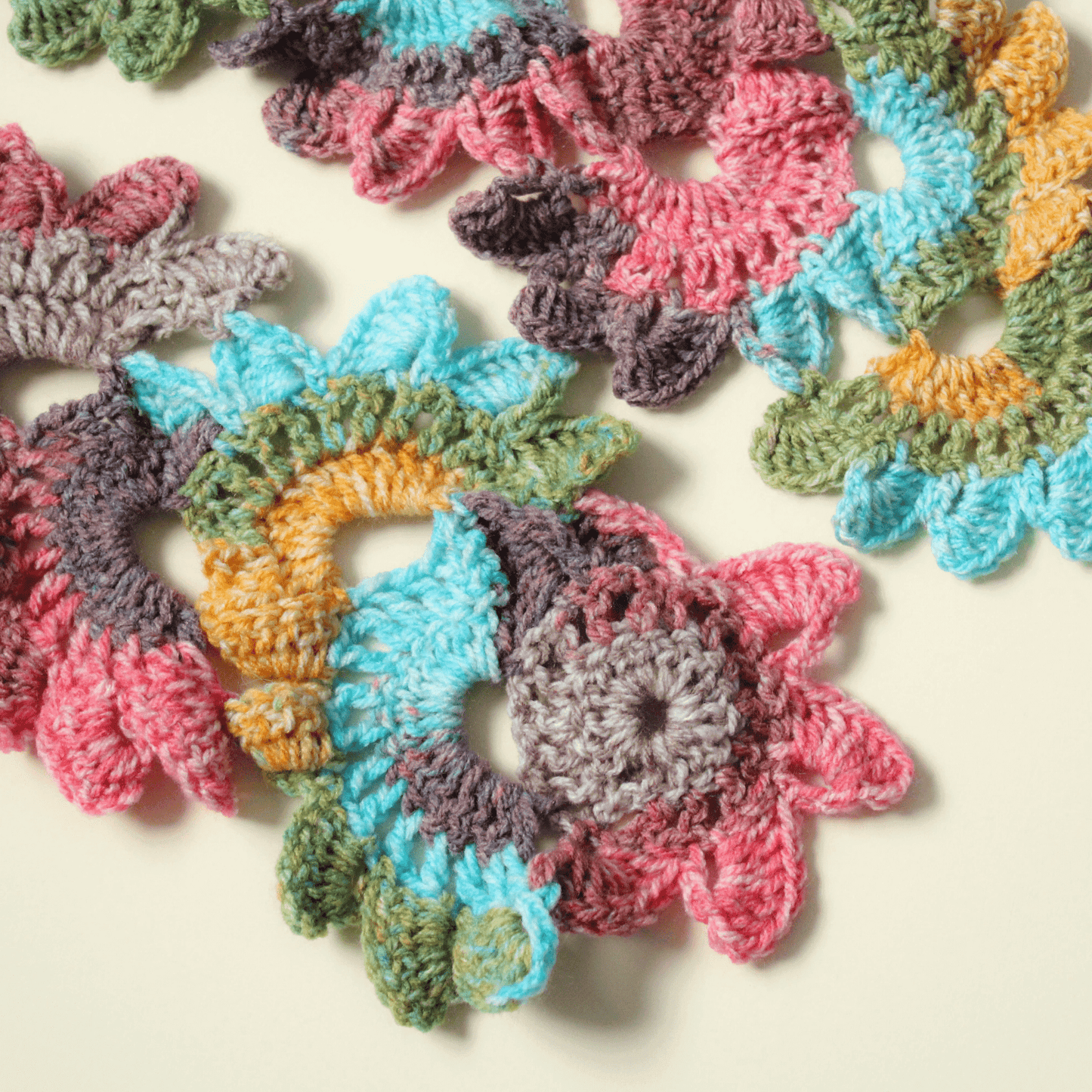 Fular floral croșetat din fir acrilic multicolor