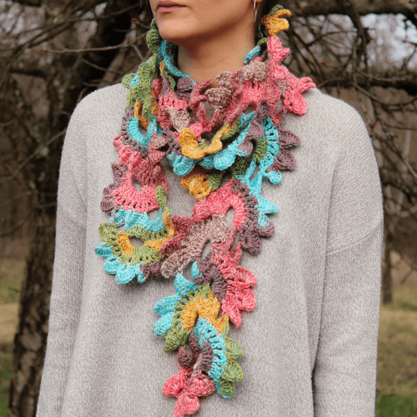 Fular floral croșetat din fir acrilic multicolor