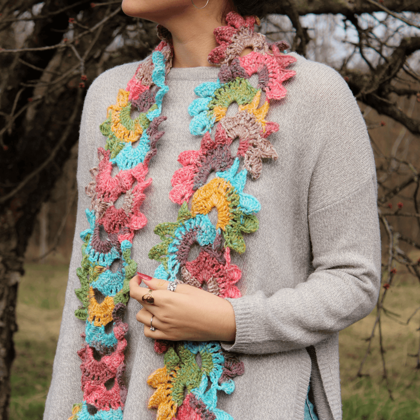 Fular floral croșetat din fir acrilic multicolor