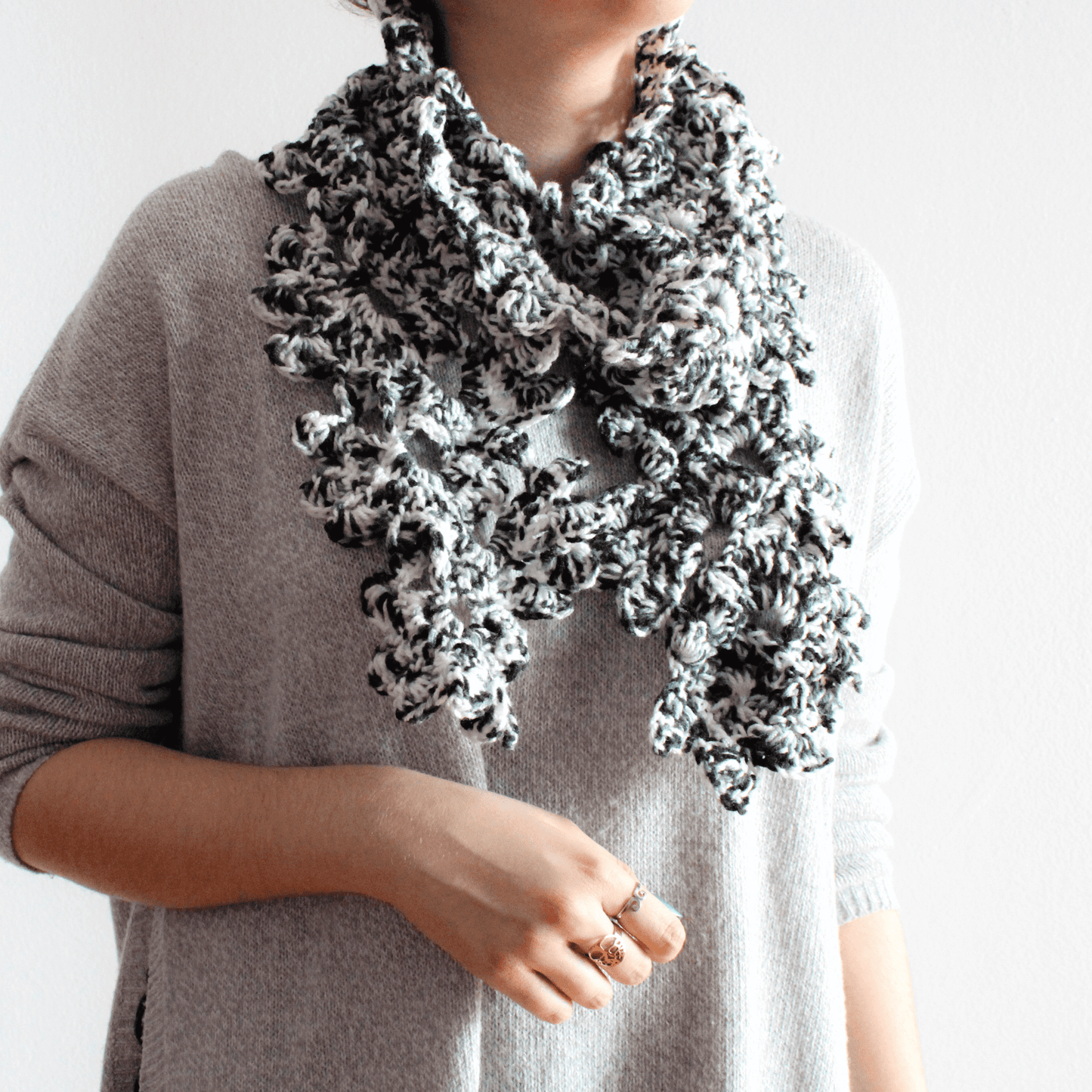 Fular floral croșetat din fir acrilic multicolor
