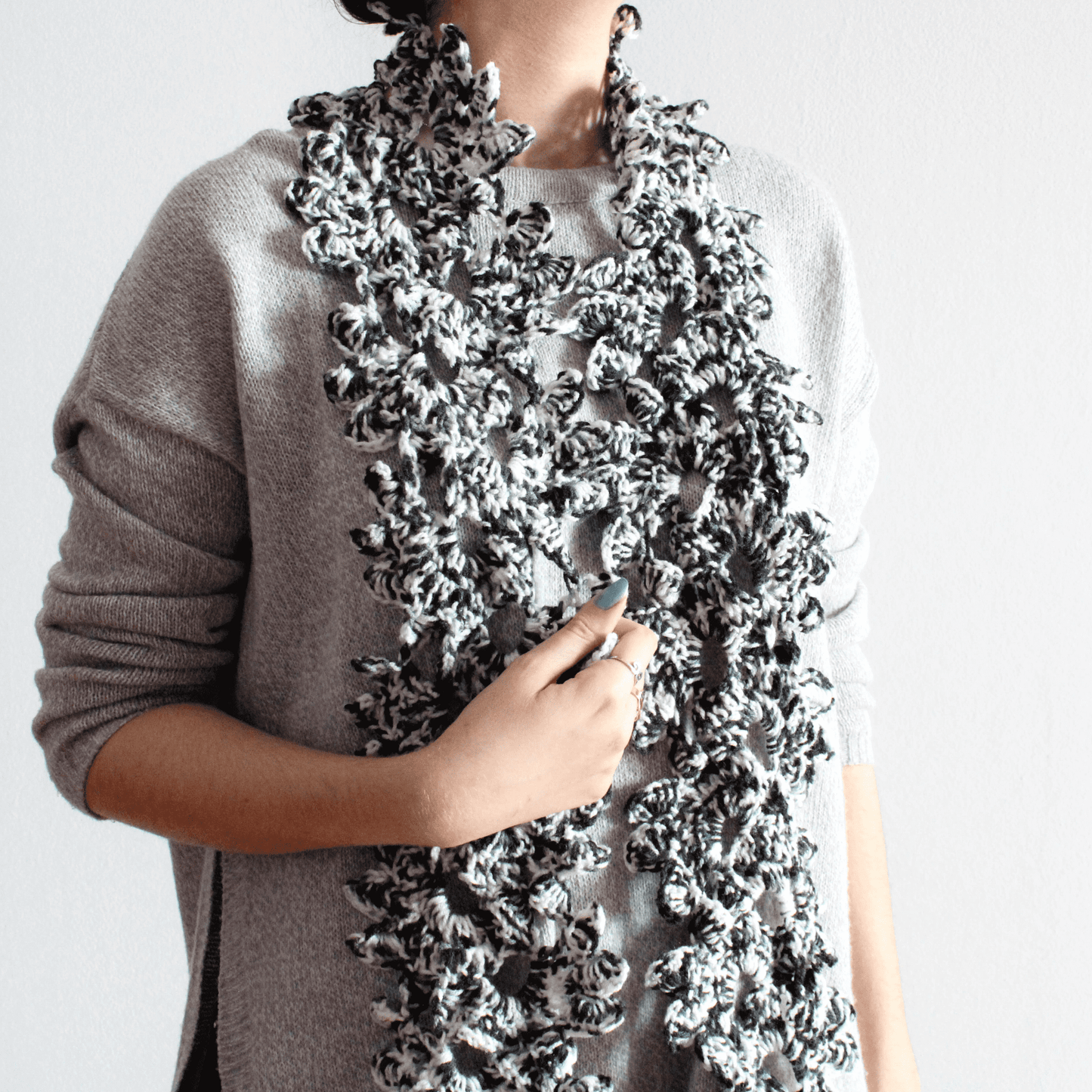 Fular floral croșetat din fir acrilic multicolor