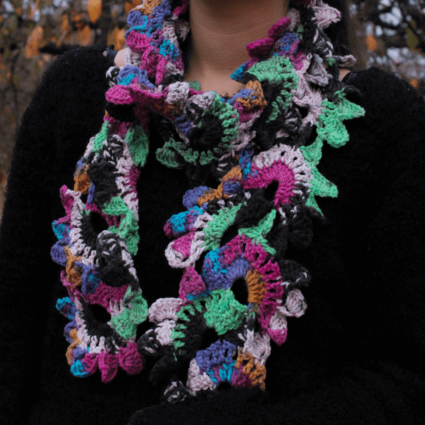 Fular floral croșetat din fir acrilic multicolor