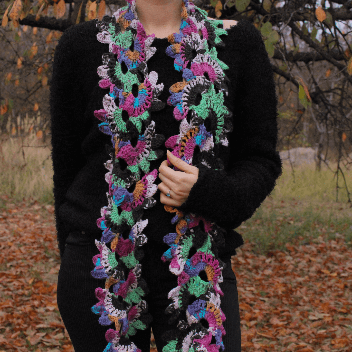 Fular floral croșetat din fir acrilic multicolor