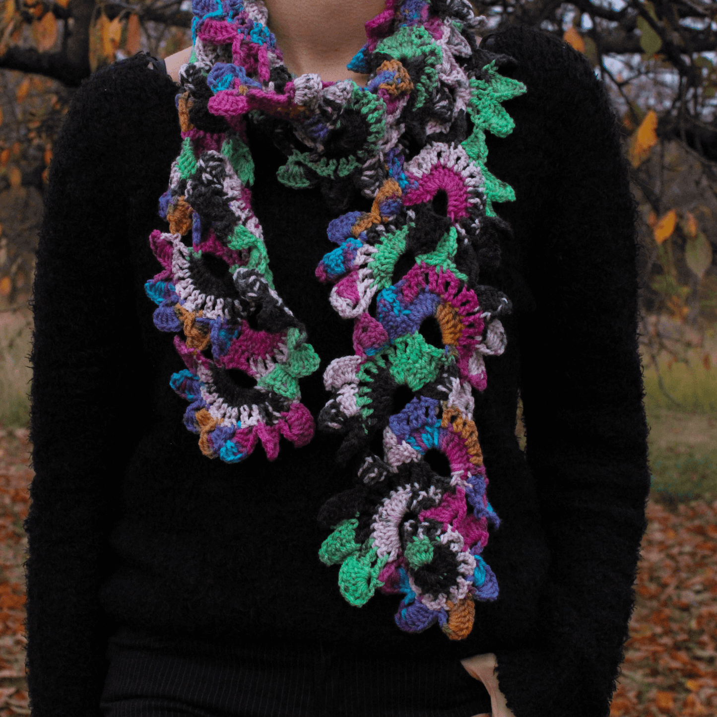 Fular floral croșetat din fir acrilic multicolor
