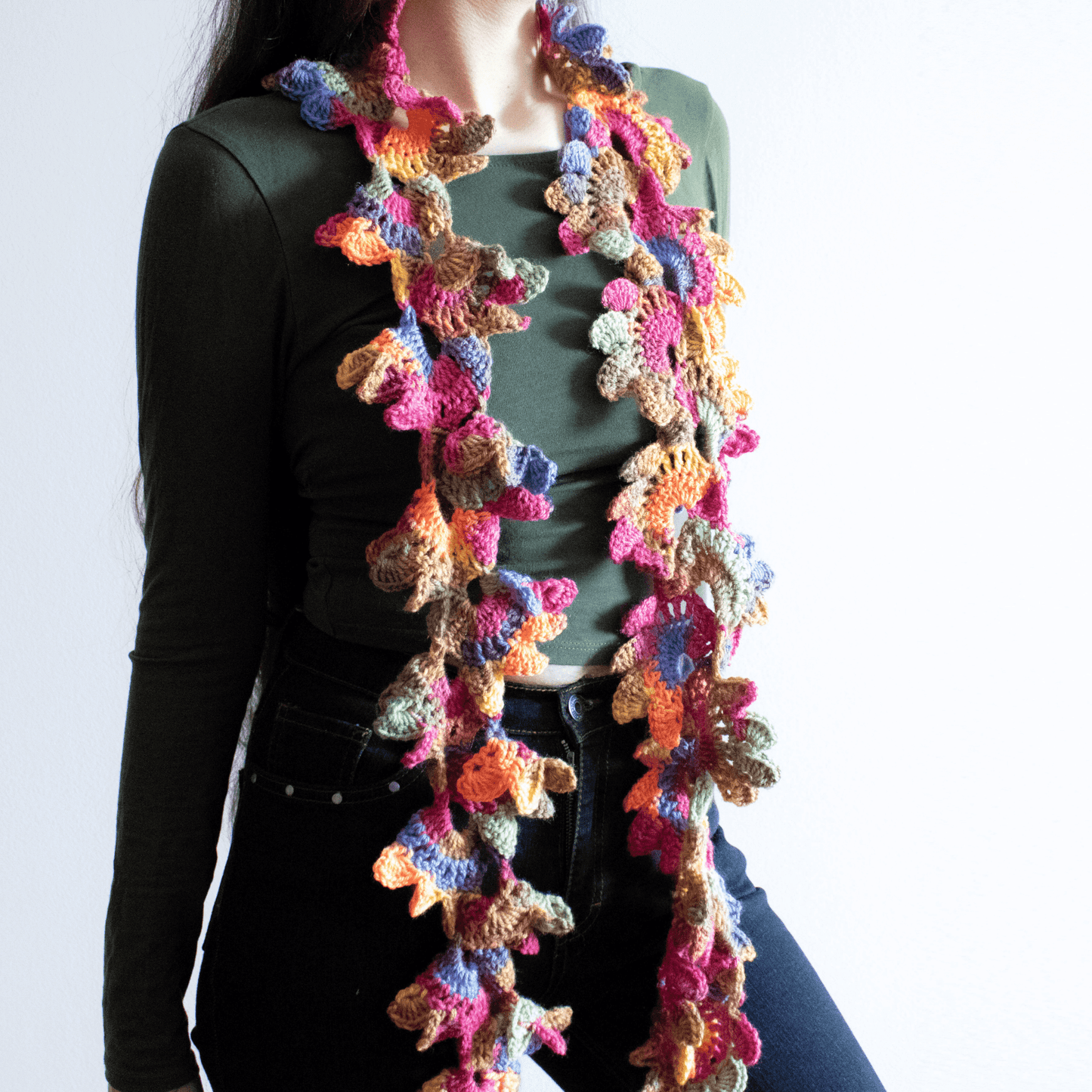 Fular floral croșetat din fir acrilic multicolor