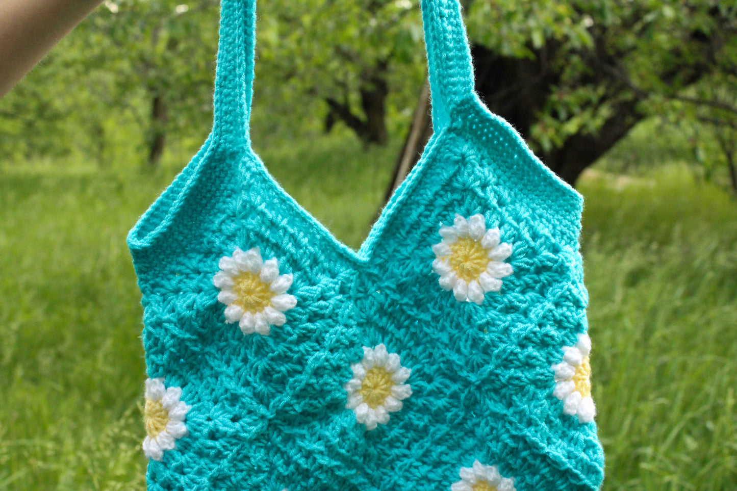 Geantă florală crosetată din fir acrilic
