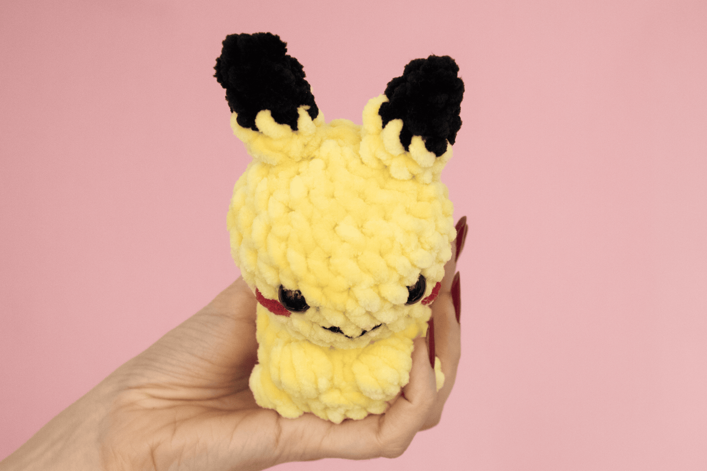 Pikachu mini croșetat din fir plușat