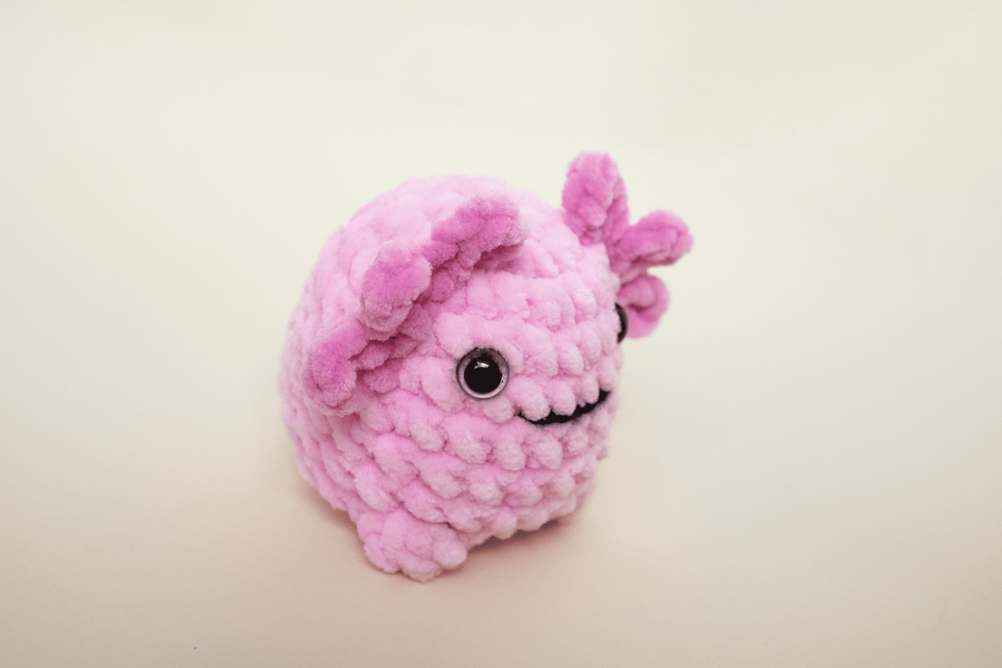Axolotl mini roz croșetat din fir plușat