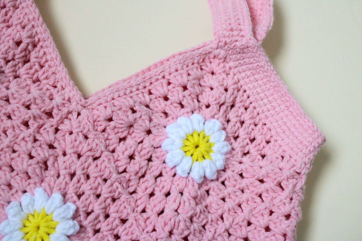 Geantă florală crosetată din fir de bumbac cu acrilic