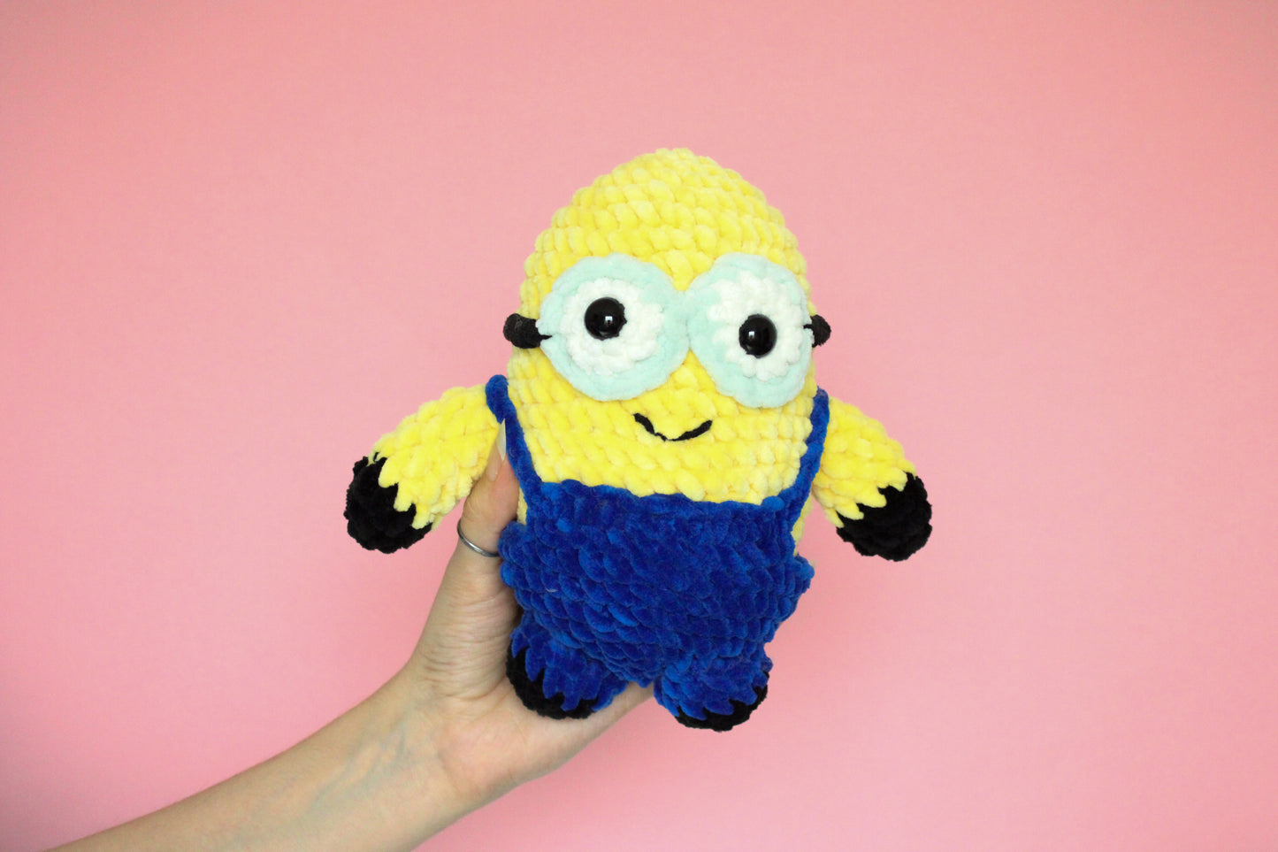 Minion mare croșetat din fir plușat