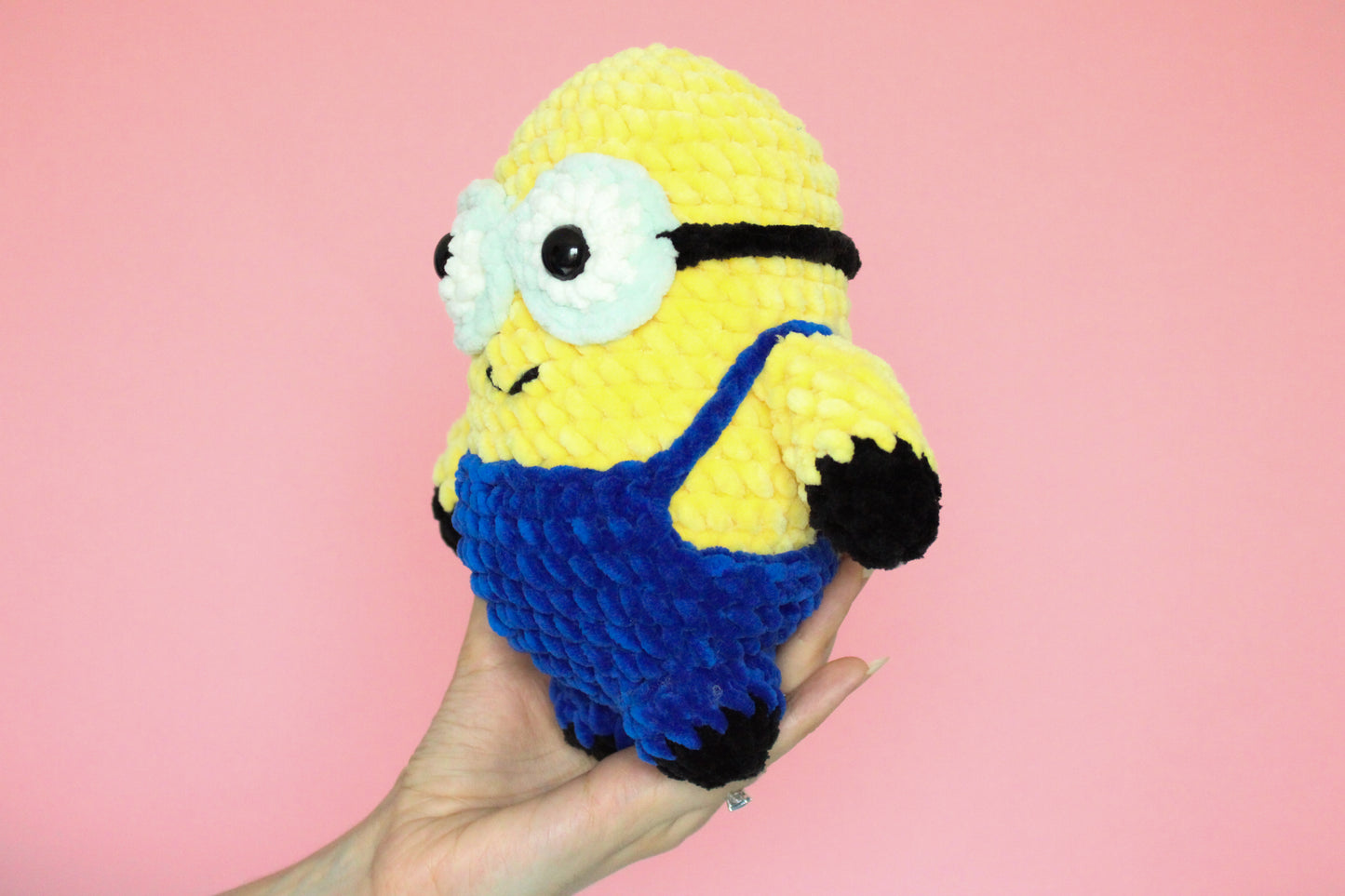 Minion mare croșetat din fir plușat