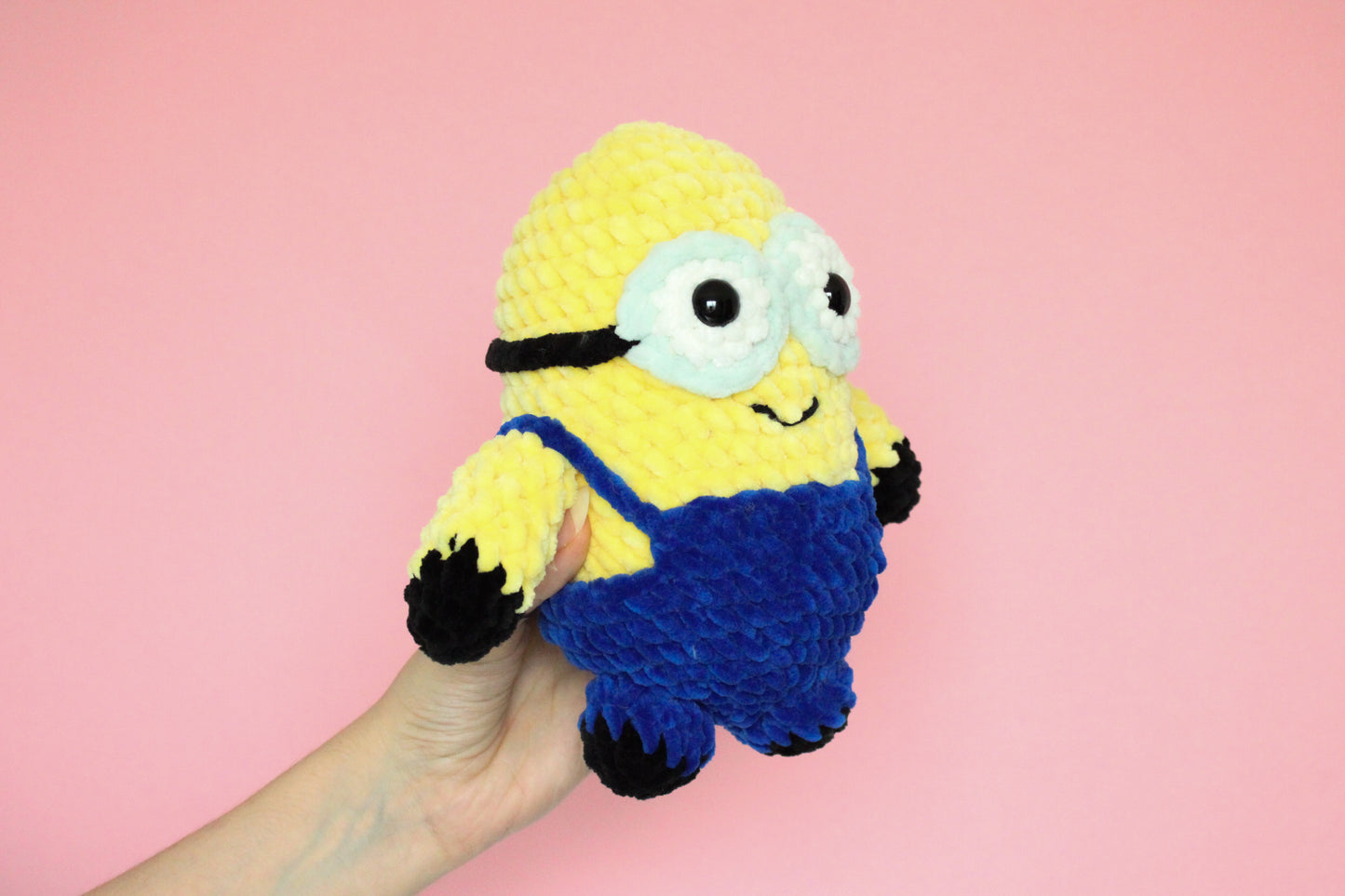 Minion mare croșetat din fir plușat