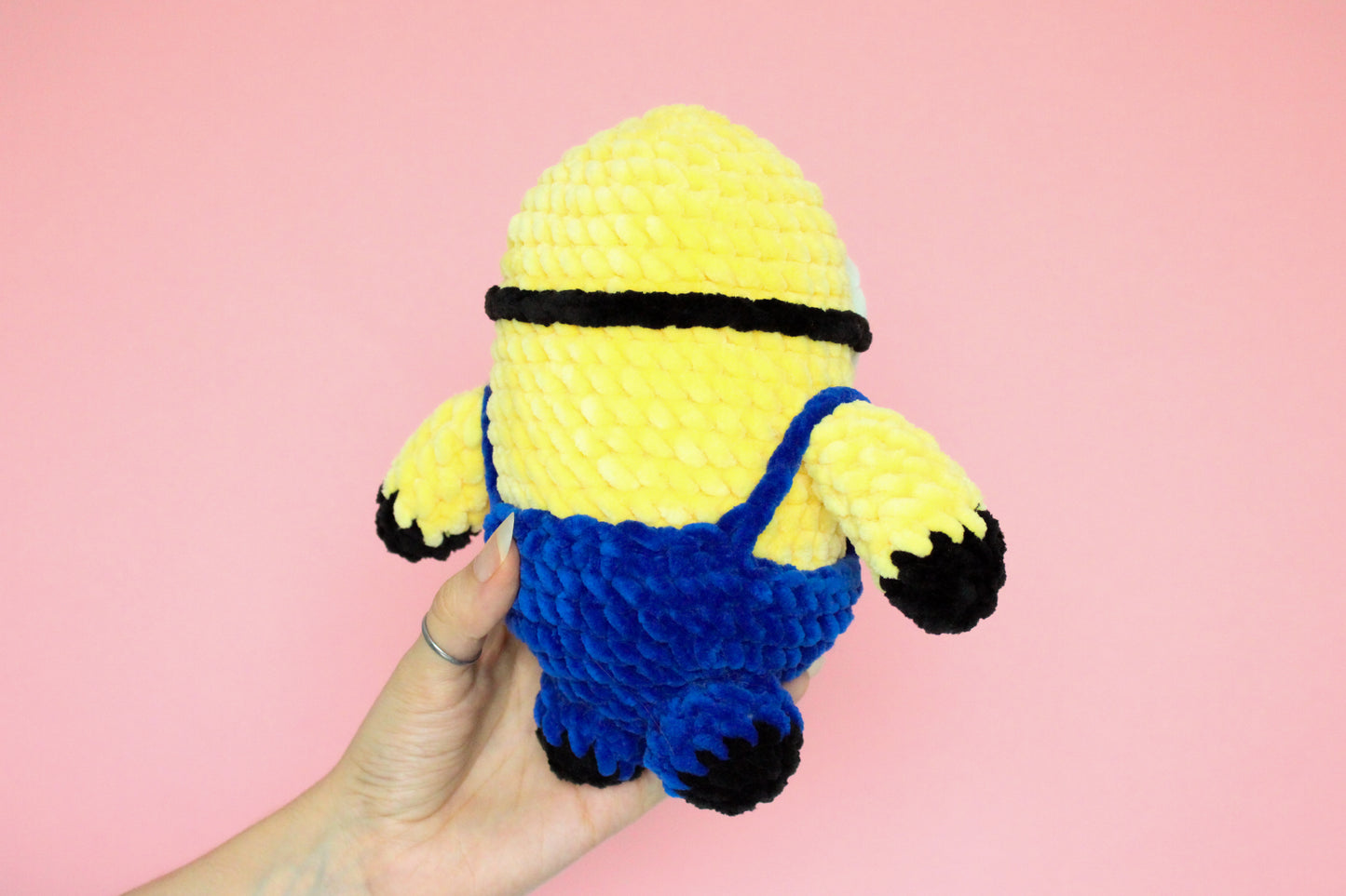Minion mare croșetat din fir plușat