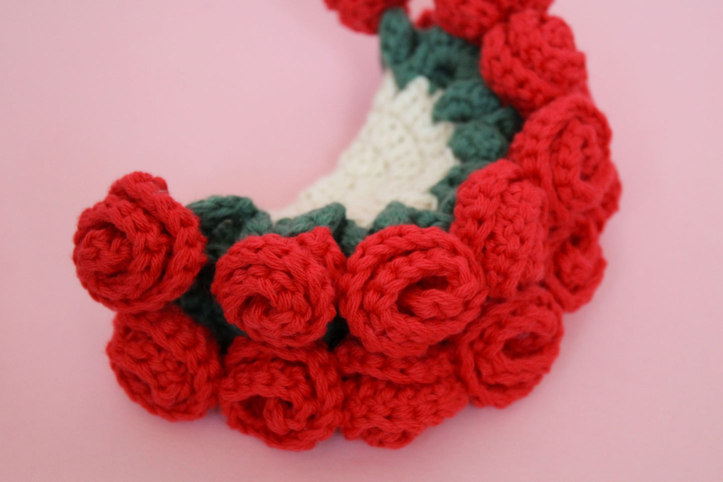 Coaster croșetat buchet roșu realizat din bumbac