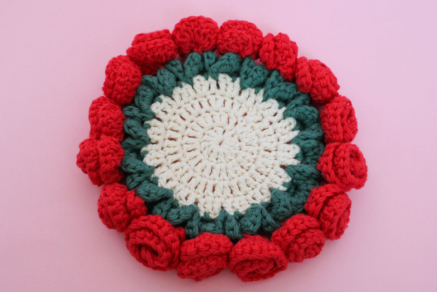 Coaster croșetat buchet roșu realizat din bumbac