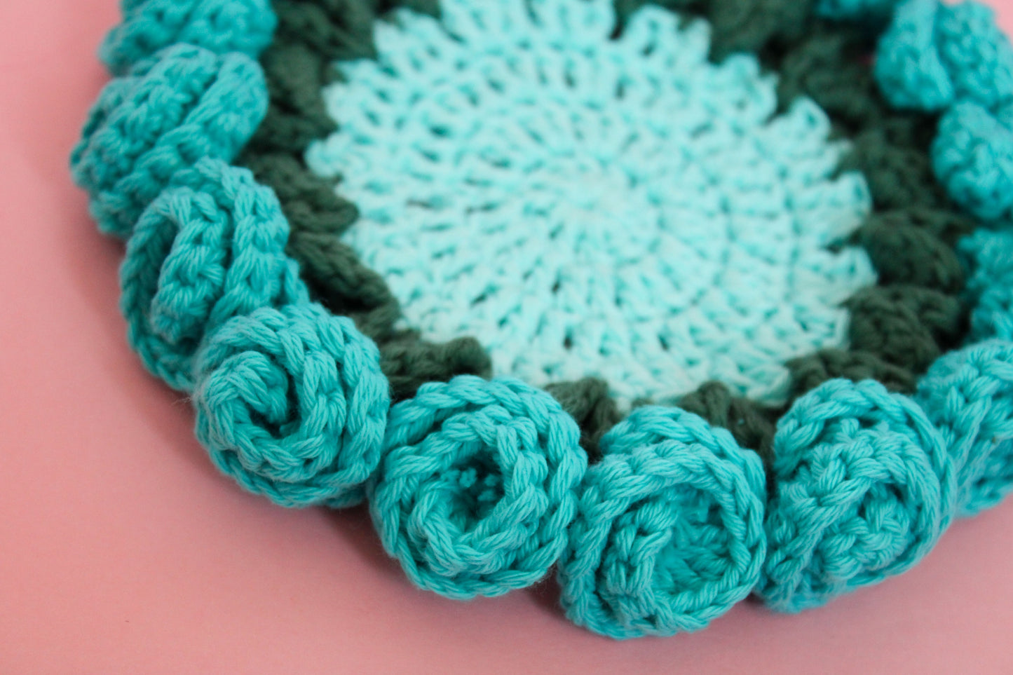 Coaster croșetat buchet albastru realizat din bumbac
