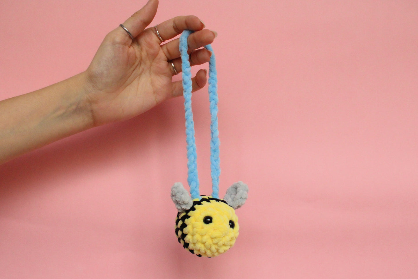 Albină mică atarnată croșetată din fir plușat