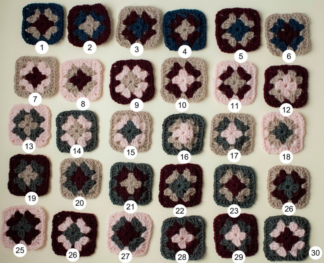 Granny squares (Pătratul bunicii) croșetate în mai multe combinații de culori