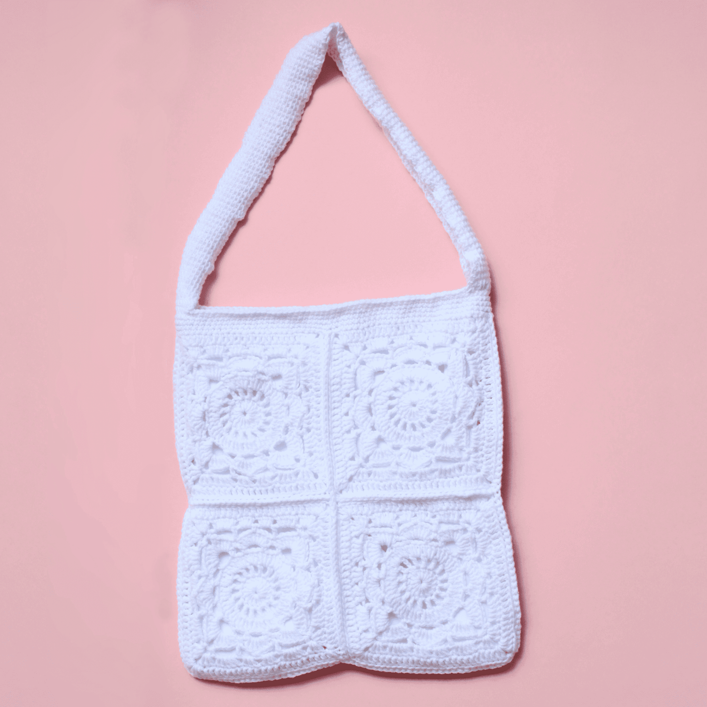Geantă tip tote bag cu dublură din satin și închidere magnetică