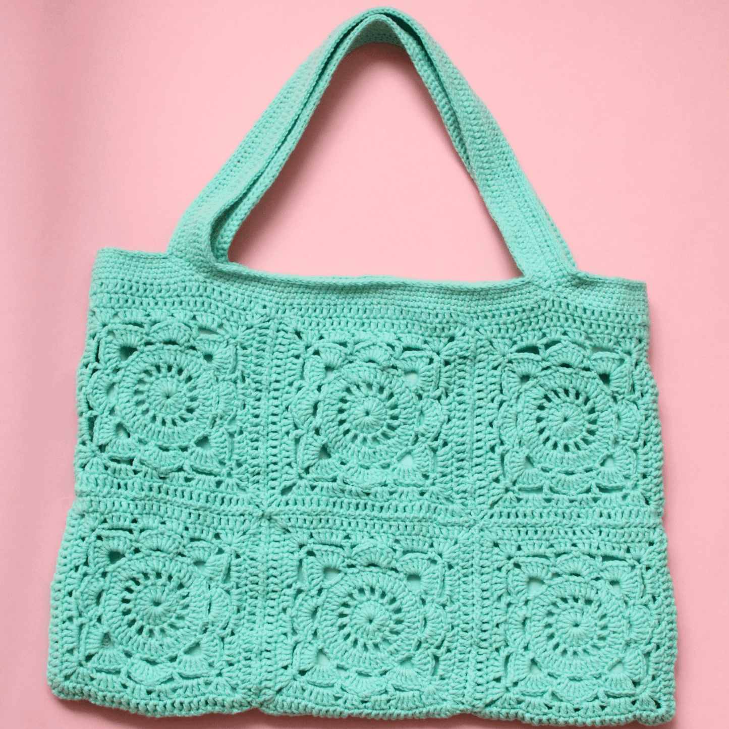 Geantă tip tote bag cu dublură din satin și închidere magnetică