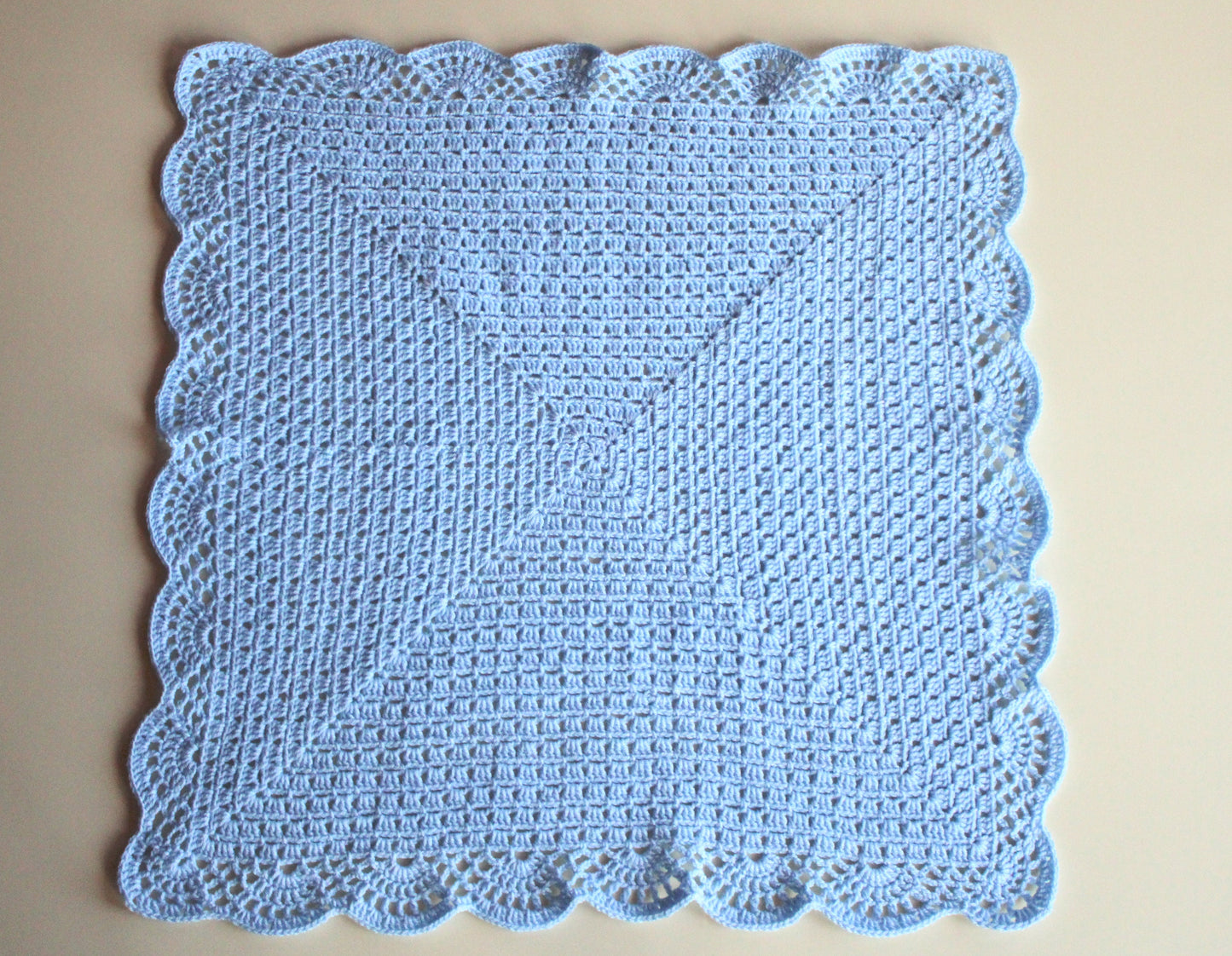 70 x 70 cm. Pătură croșetată din fir acrilic hipoalergenic și anti-scămoșare