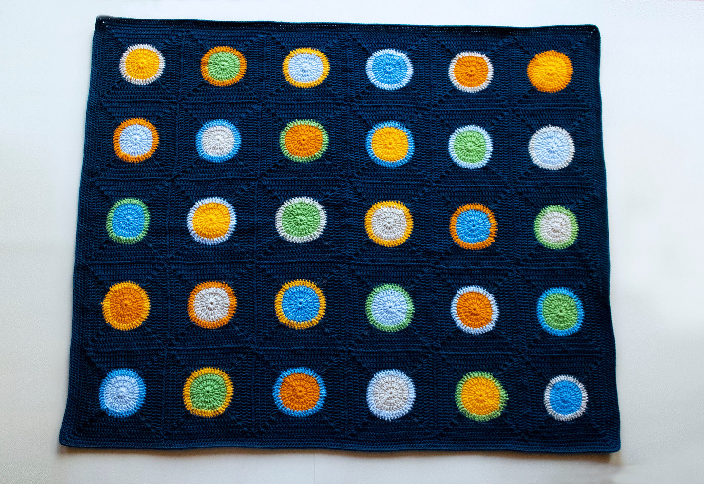 115 x 90 cm. Pătură croșetată din fir acrilic hipoalergenic și anti-scămoșare