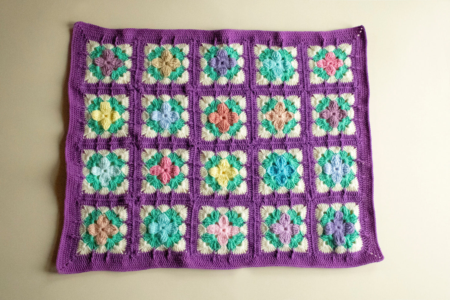 80 x 67 cm. Pătură croșetată din fir acrilic cu model floral
