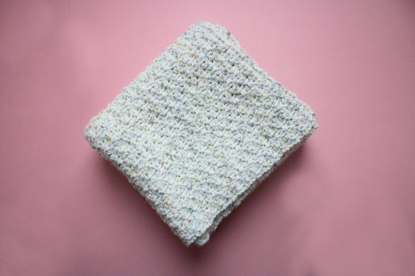 68 x 76 cm. Pătură pentru copii croșetată din fir acrilic