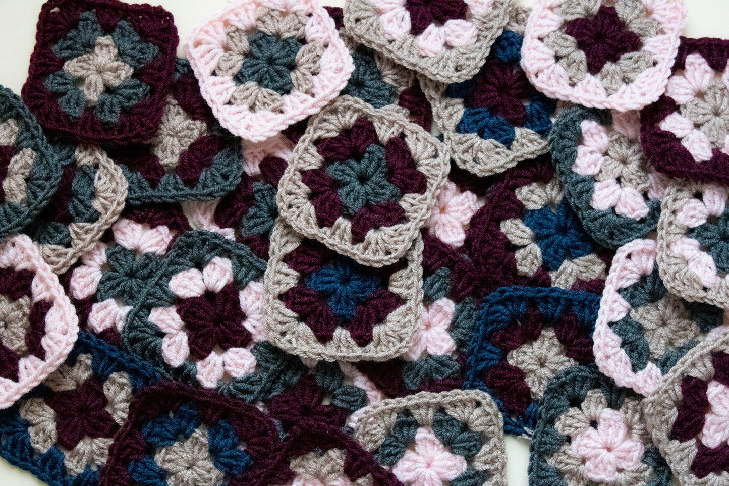 Granny squares (Pătratul bunicii) croșetate în mai multe combinații de culori
