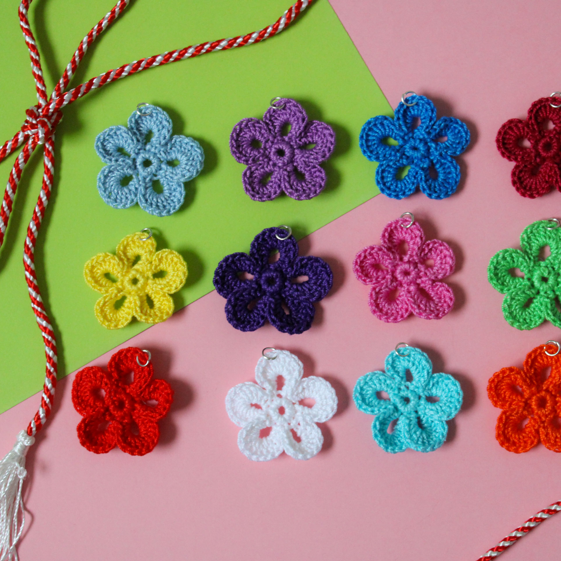 Mărțișor handmade - Flori croșetate din fir lucios