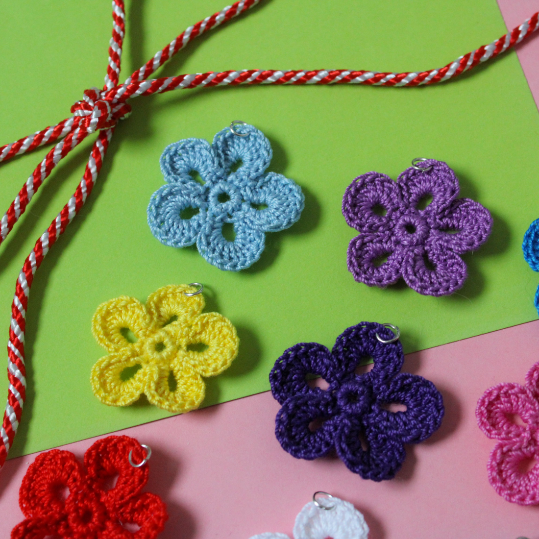 Mărțișor handmade - Flori croșetate din fir lucios