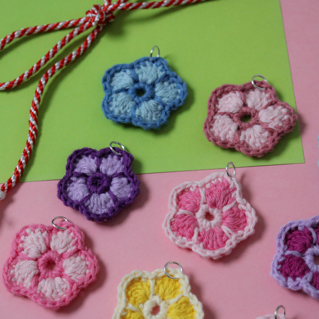 Mărțișor handmade - Flori croșetateîn două culori