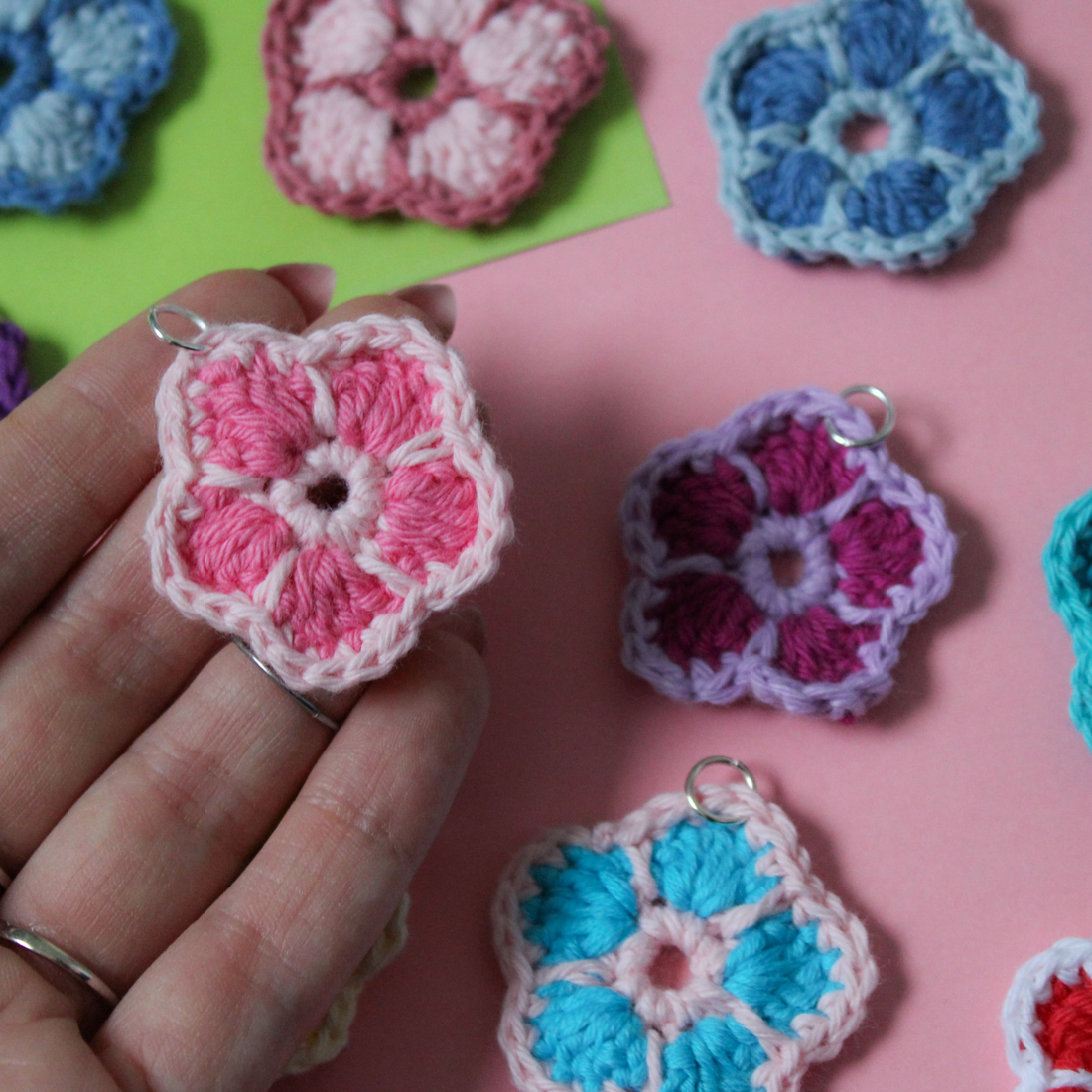Mărțișor handmade - Flori croșetateîn două culori